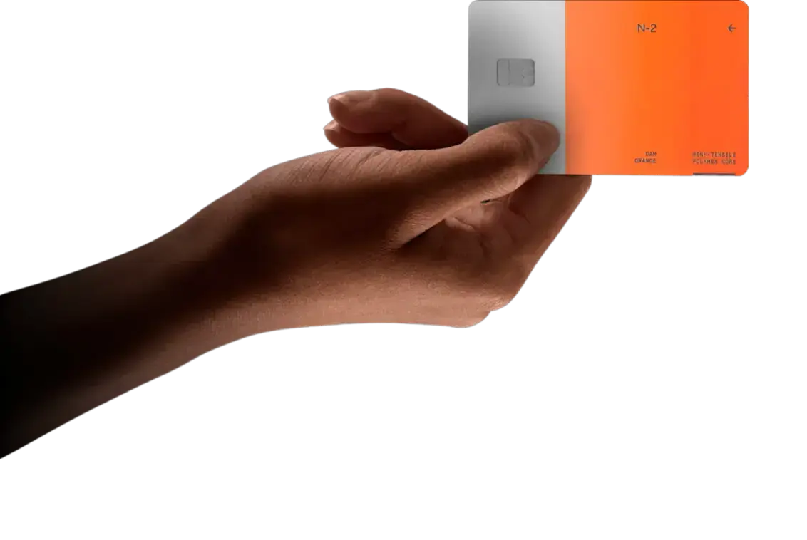 Imagem de uma mão segurando um cartão de credito