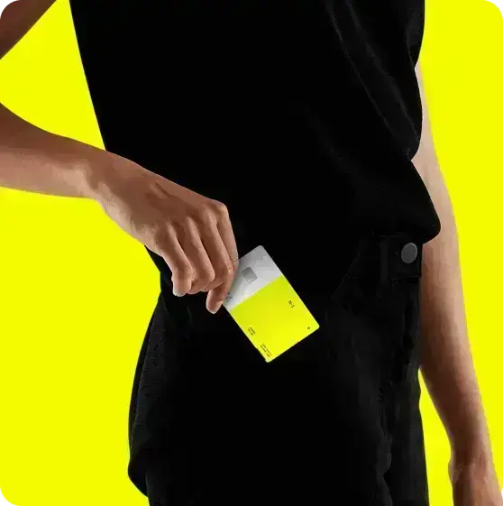 imagem colocando cartão no bolso